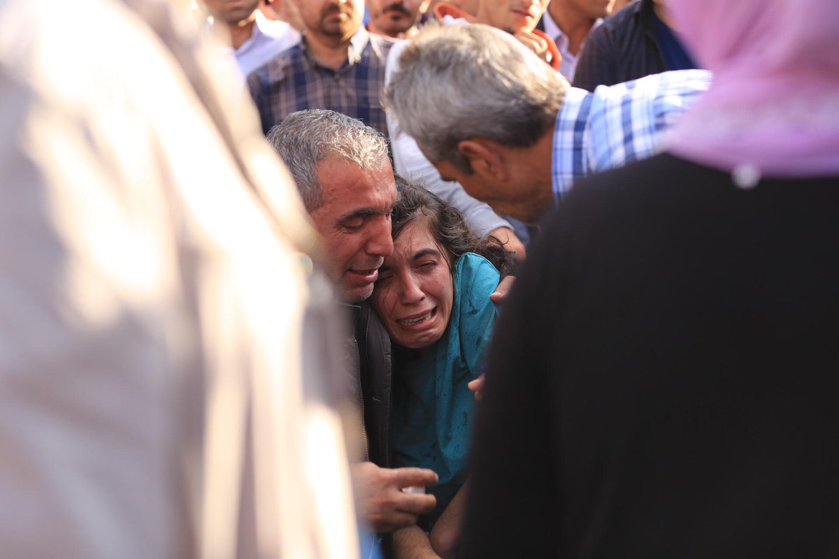 AJTurk's tweet photo. #Ankara'dayız | Saldırıya uğrayanların yakınlarının hastane önündeki bekleyişi sürüyor. http://t.co/lzWeVbpgpC http://t.co/v3RybS6Alo
