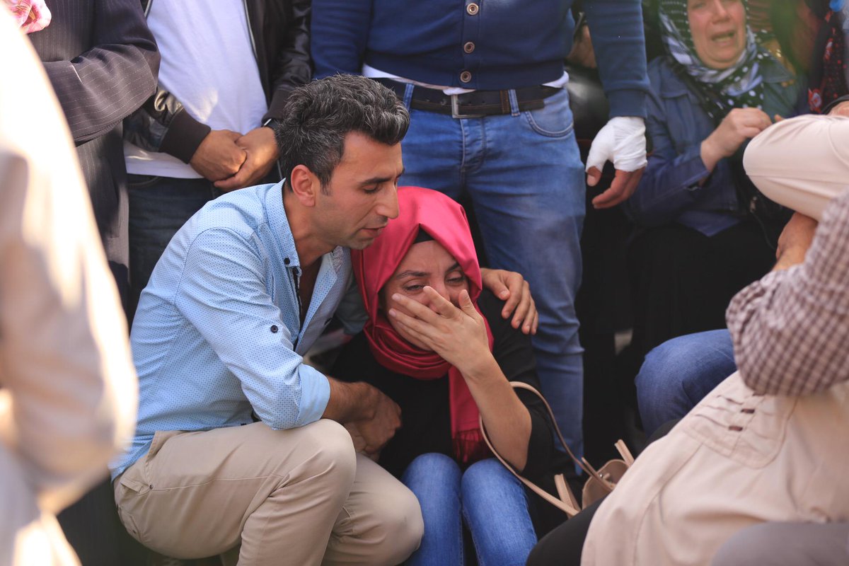 AJTurk's tweet photo. #Ankara'dayız | Saldırıya uğrayanların yakınlarının hastane önündeki bekleyişi sürüyor. http://t.co/lzWeVbpgpC http://t.co/v3RybS6Alo