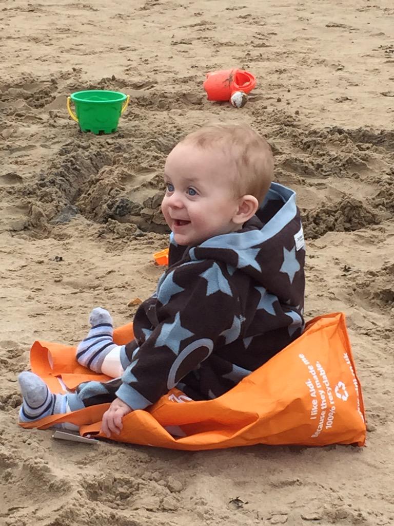 wha11eyworld's tweet photo. @AldiUK I knew that bag would come in handy #recycle #5pbag #autumnonthebeach #wirral #hoylake #redricks http://t.co/zk0PUXq9FX
