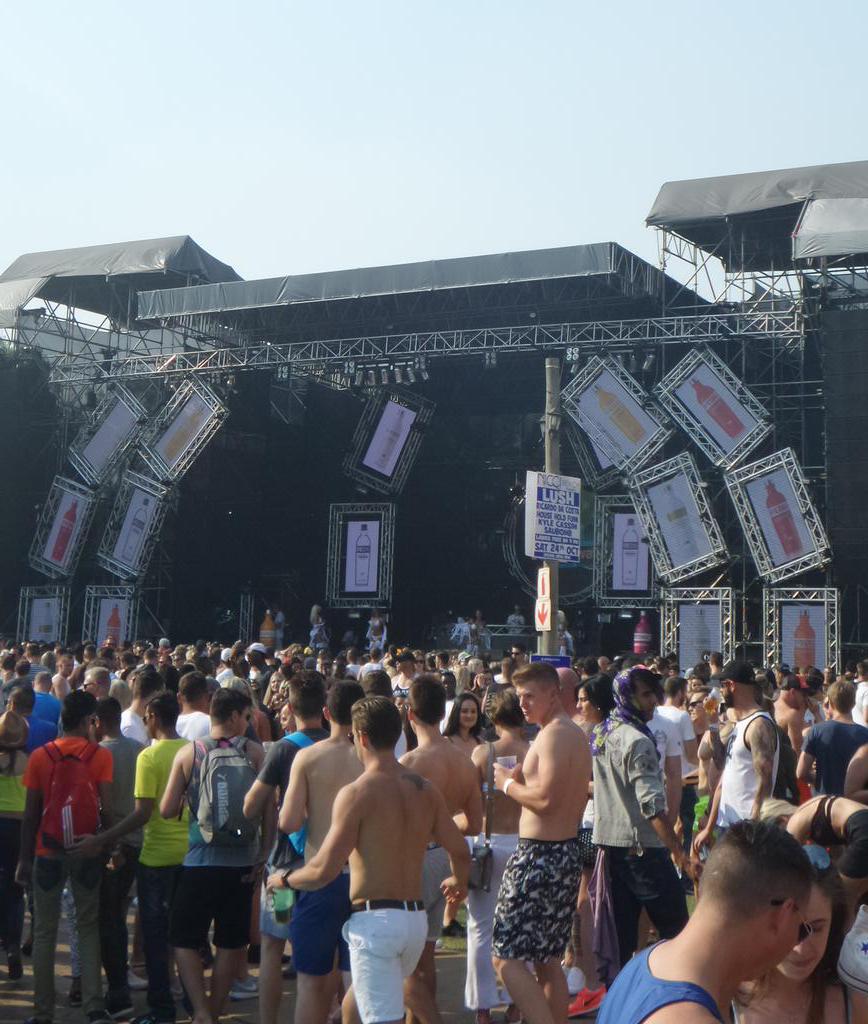 MTVAfrica's tweet photo. .@H2O_party main stage! We're just waiting for F.Eu @DJFreshSA & @euphonik to jump on at 4! #h2ofinalwave http://t.co/E7MTgrEUK6