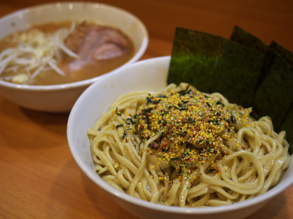 tommolux50's tweet photo. 🐣❌🔦🍜。執念深い性格なので持ち込みにて2年前食べ損ねたやつの再現を試みた。たまご絡んだ麺が見た目以上にエッグい隠れ凶暴メニュー。＠ラーメン二郎・八王子野猿街道店２ #たまごかけつけ麺 #OnlyFoodPhoto http://t.co/pb6r9bxjgu