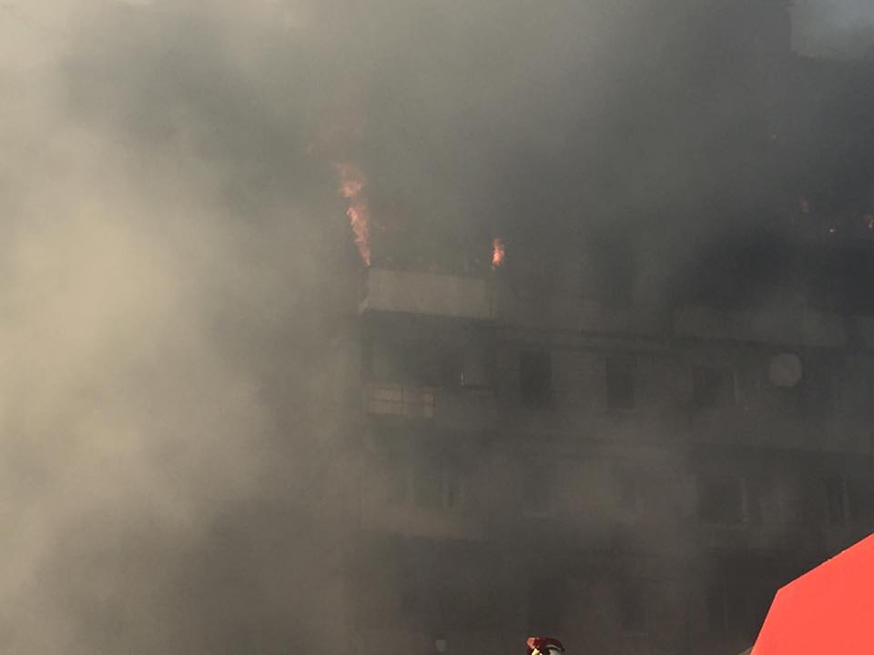 У Донецьку після обстрілу горять три поверхи багатоповерхівки (ФОТО) Фото 1