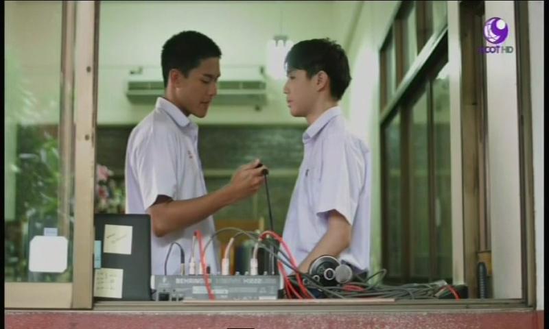 zom_ha's tweet photo. เค้ารู้กันหมดแล้วนะพี่โอม ไมค์เปิดยุ!!! 😂#lovesicktheserie @YDanop @NNANOOB http://t.co/BLTBOUHpi6