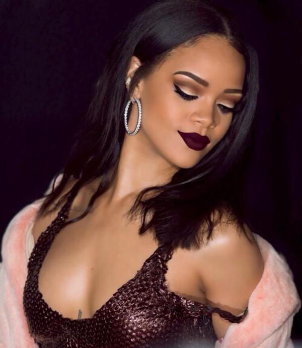Jprz1321's tweet photo. Rihanna with dark lips 😍 http://t.co/UPujoRmUeb