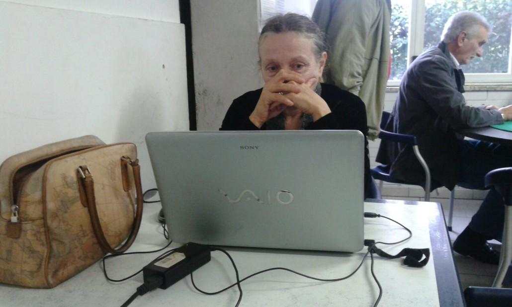 secondacronaca's tweet photo. Rosanna vive in macchina. Ma ha un PC. - http://t.co/vzpwufS2Az #IF2015 #Secondacronaca http://t.co/vRpoh1LNwk