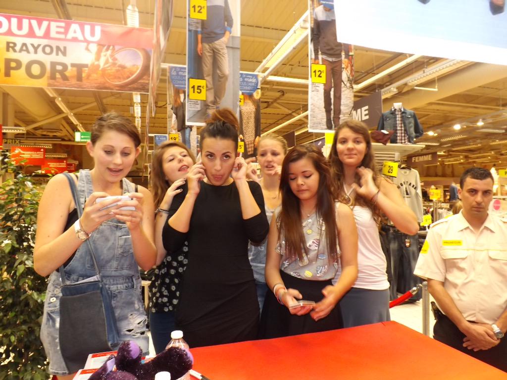 LoveTAL06's tweet photo. Ça représente bien la team ça,rien de normal sur la photo jpp 😂 (@MarieLadsous 📞) http://t.co/PgPyDrO7m0