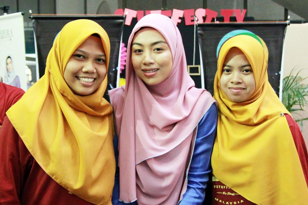 aainaa_namr's tweet photo. Throwback with @Radin_Era and @tashamanshahar
They're awesome πππ
#stufffest15
#IIUM http://t.co/LBlV00FPpr