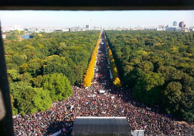 250.000 Menschen protestieren in Berlin gegen das Freihandelsabkommen. Die bisher größte Demo gegen TTIP!! #TTIPDEMO