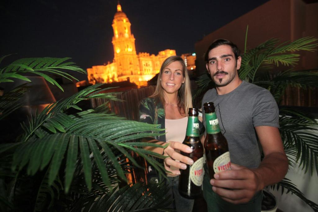 CervezaVictoria's tweet photo. Lía Gómez y José Fernando Ferreira brindando en la ruta #TerrazasdeAltura, con las bellas vistas del #ChinitasClub http://t.co/Hc1UJFYZb5