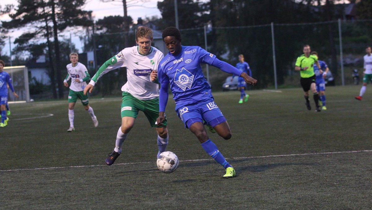 Molde_FK's tweet photo. @MBakenga med hat-trick for Molde 2 i byoppgjøret mot Træff i kveld. Molde 2 vinner 3-1. #Oddsenligaen http://t.co/qt9YaTIfm7