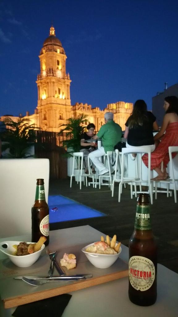 CervezaVictoria's tweet photo. Las tapas del #ChinitasClub: incomparables con unas Victorias y estas impresionantes vistas ;-) #TerrazasdeAltura http://t.co/4cZTIFtSJo