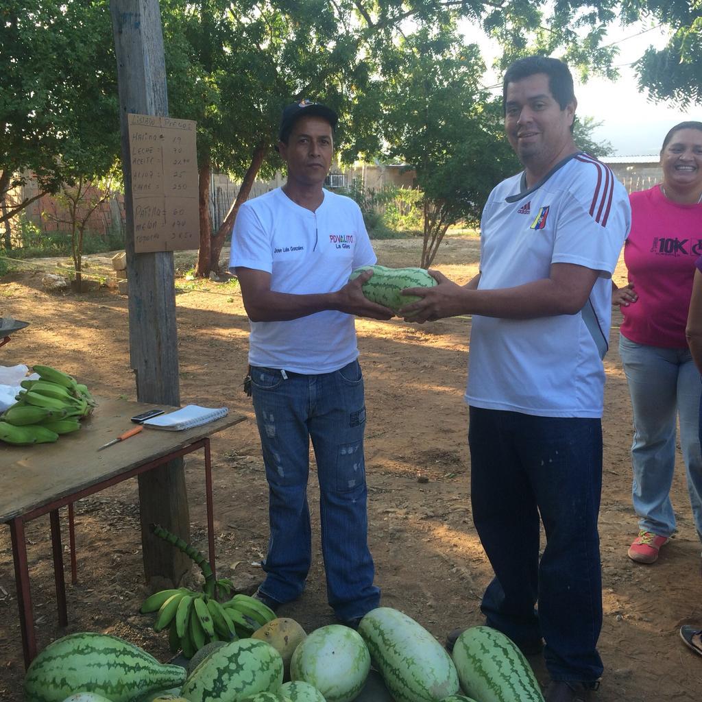 PDVAL_OFICIAL's tweet photo. 10 Mercados Comunales en @PdvalNEsparta benefician 2Mil786 insulares con 18MilKg Alimentos. @GJCabelloC3K http://t.co/GULox7zo50