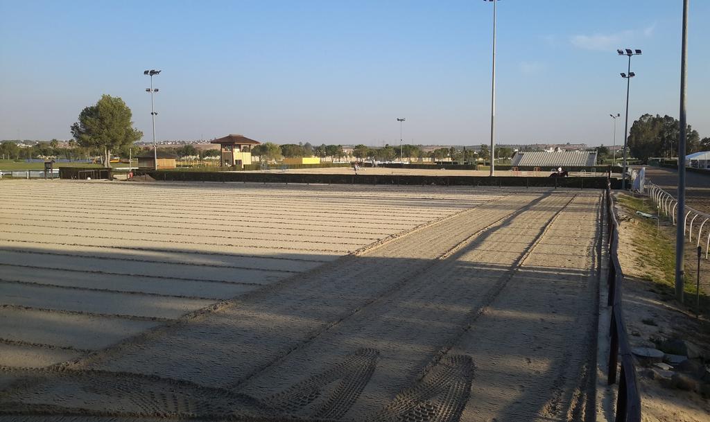 HipicaRCPineda's tweet photo. #RCPineda se prepara xa el Campeonato de España de Saltos! #SctoesYRCPineda pista de entrenamiento cn nuevo drenaje! http://t.co/oRsPfHr0LV