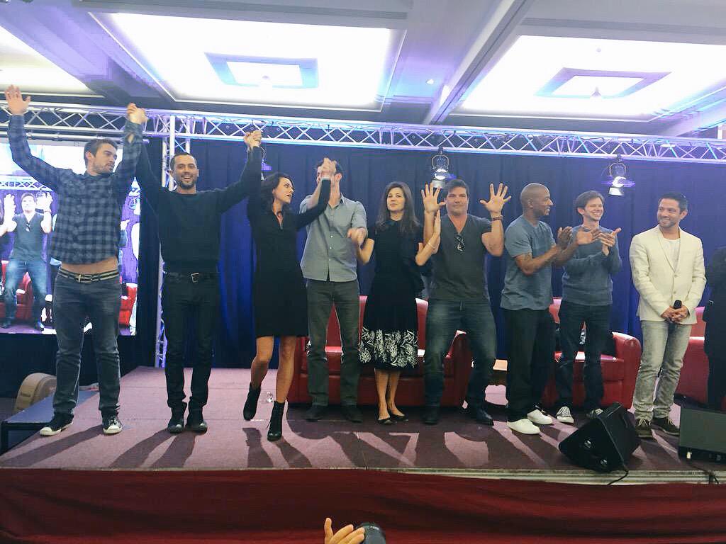 Flaviie67's tweet photo. • Tellement magique ! 😍❤️ #FWTP3 #Love #Paris #OTHcast #OTH #GuestEvent #Dream #Convention #TOP http://t.co/yUHXHJUYkn