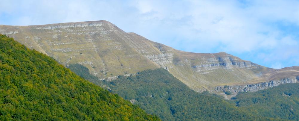 ColdiLavacchio's tweet photo. #Hiking in rather blustery conditions near summit, but still enjoyed some sunshine on the descent in  #WildTuscany http://t.co/RdtNT113us
