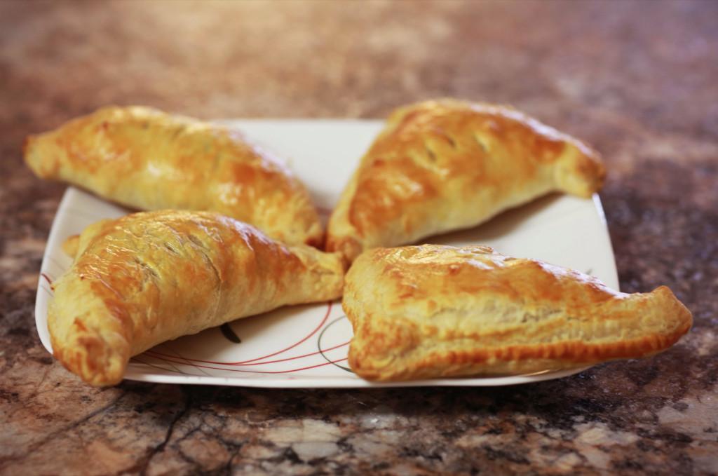 How 2Make Portable Chicken Pot Pies W/ Only 5 Ingrs #quickneasy #recipe bit.ly/1Fp5RGN <a href="/SpoonUniversity/">Spoon University</a>