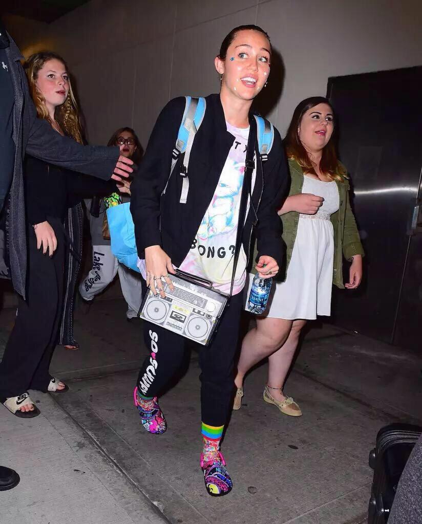 Miley Cyrus Updates tweet media