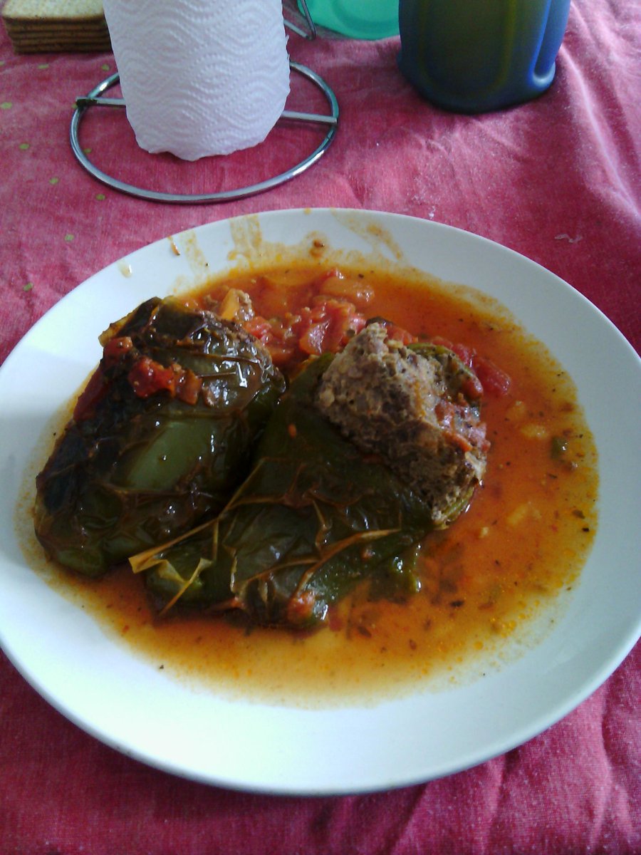 Amato_CamiLa's tweet photo. Que lindo llegar del colegio y que tu abuela te espere con esto! 
#MorronesRellenos 👌 http://t.co/qJJGWY7ZeW