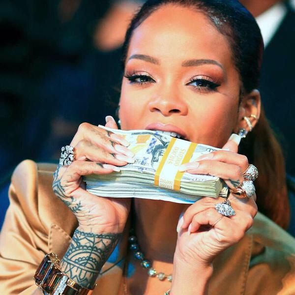 FilthyFemale's tweet image. Rihanna looks beautiful biting into my uni tuition