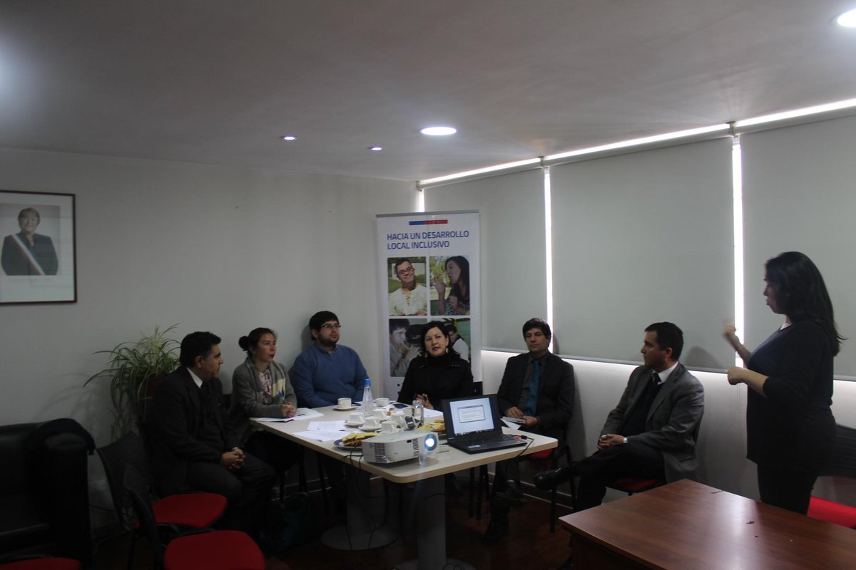 VoceriaMaule's tweet photo. SRM @hernan_nunezr, @dsocial_VII y @senadismaule definen en Diálogo Ciudadano sello acceso discapacidad auditiva IPS http://t.co/I5pQ6ScAiw