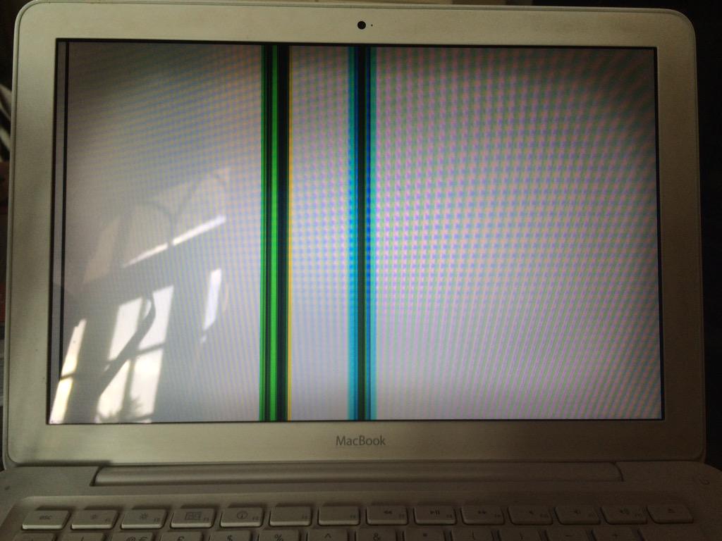 _caldalex_'s tweet image. Anyone know what the bloody hell you do when your screen does this? #computerfail