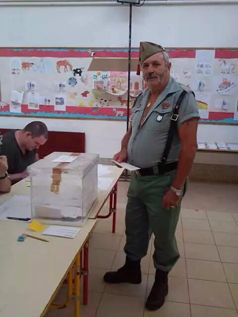 FamiliaEspanola's tweet photo. A este señor, los independentistas no se atreverían ni a tocarlo. ¡Viva España! http://t.co/55ClPiRDHs