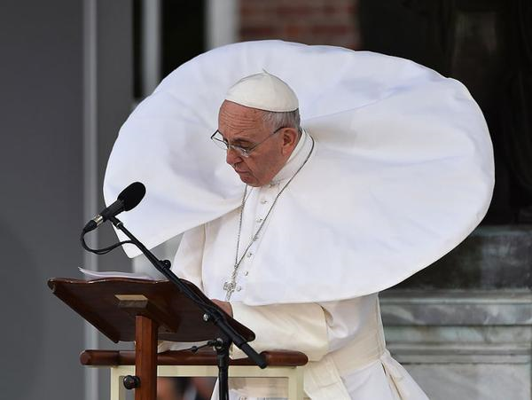 Tim 在Twitter 上："Much like the frilled-neck lizard, the Pope will frill his  cassock out to appear more intimidating to an enemy http://t.co/rfKJU3mSN8"  / Twitter