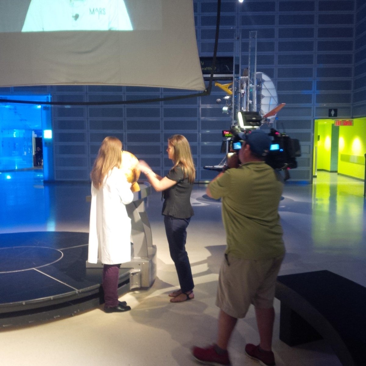 Making sense of the NASA #marsannouncement 
on the floor of the Ontario Science Centre #sciencenow