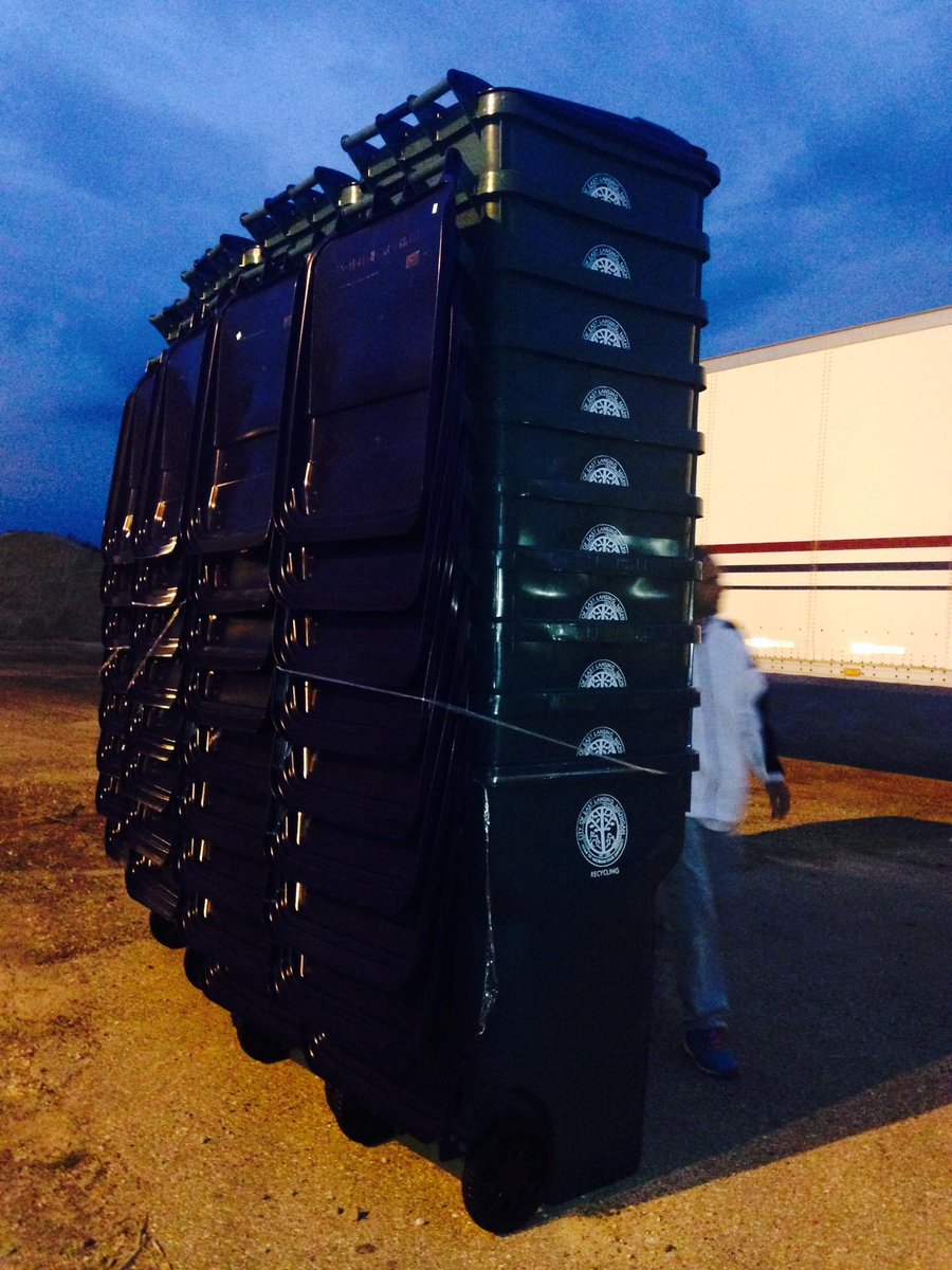 KBandhauer's tweet photo. First carts off the truck in @CityofEL! @RECYPartnership is proud to be your partner. #RealHeroesRecycle #cartenvy http://t.co/o3AQ3xJHCo