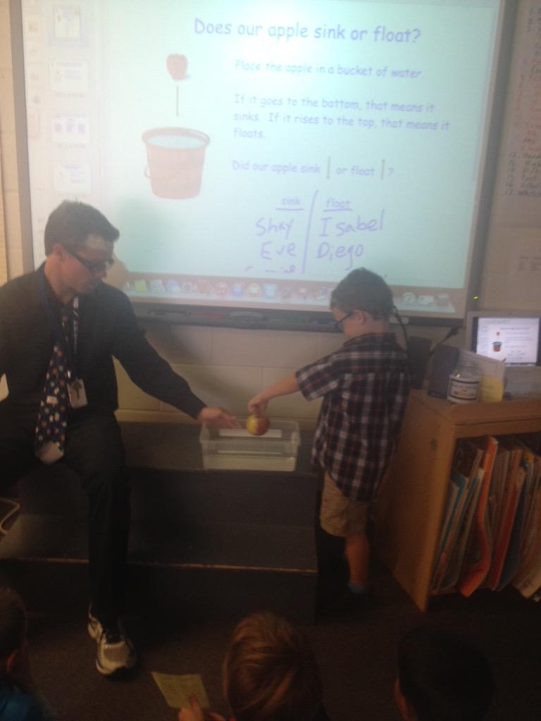 MooreKinder1981's tweet photo. Apple experiment #sinkorfloat #Kscientists #predictions #OOBSchools http://t.co/nOGOhvanyp