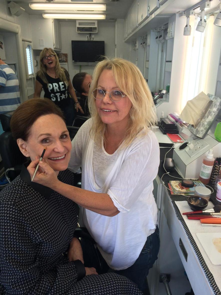 BethGrantActor's tweet photo. Makin' #beverlysomething purty @KandaceWestmore @TheMindyProject β€οΈ http://t.co/VnRnFBzq6n