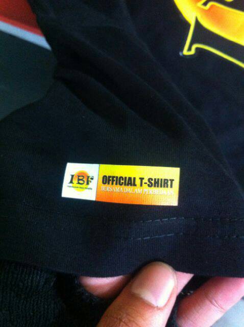 untuk setiap kaos yang dipesan di Pusat akan ada label Official seperti ini.