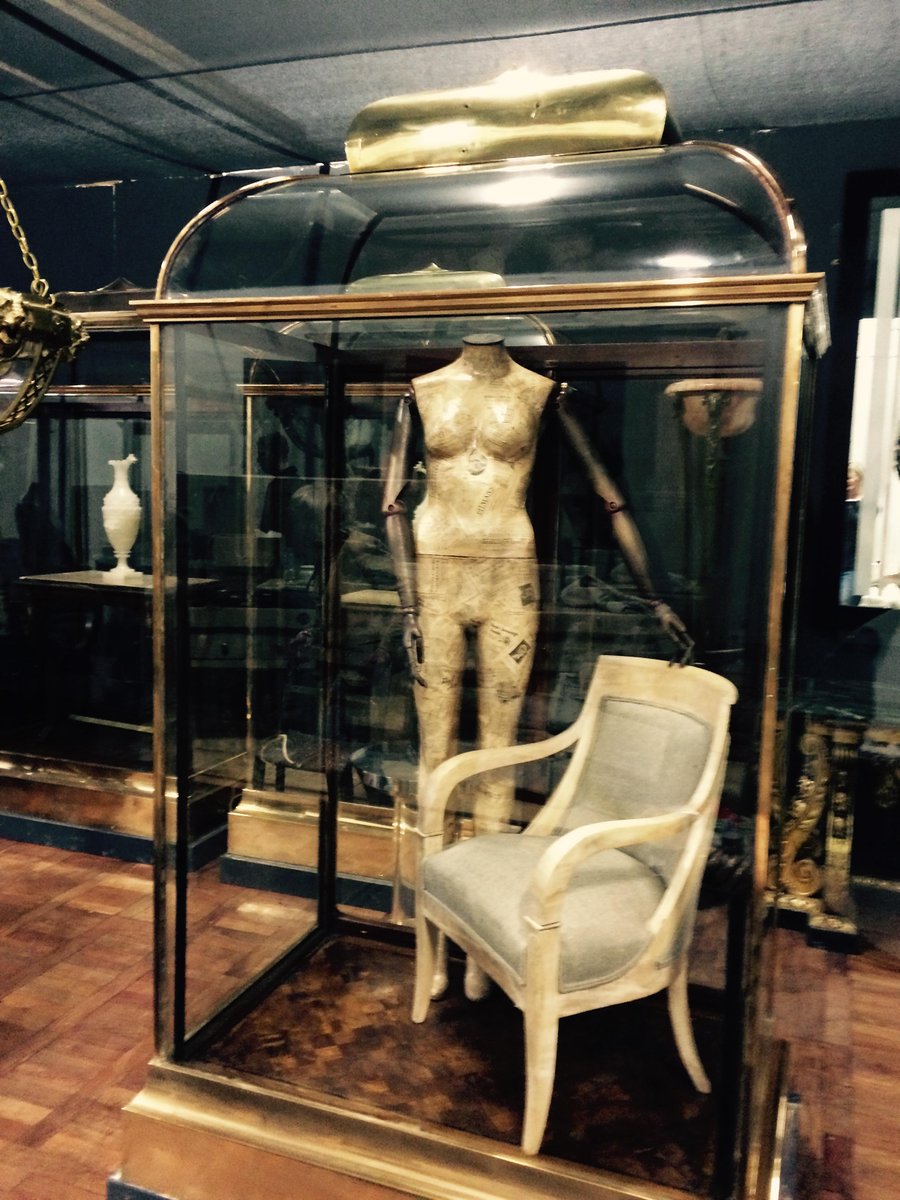 TaraFranklinArt's tweet photo. “@decorativefair: Amazing stand! #antiques #interiors #art #fabthings http://t.co/R3TwmCactD”