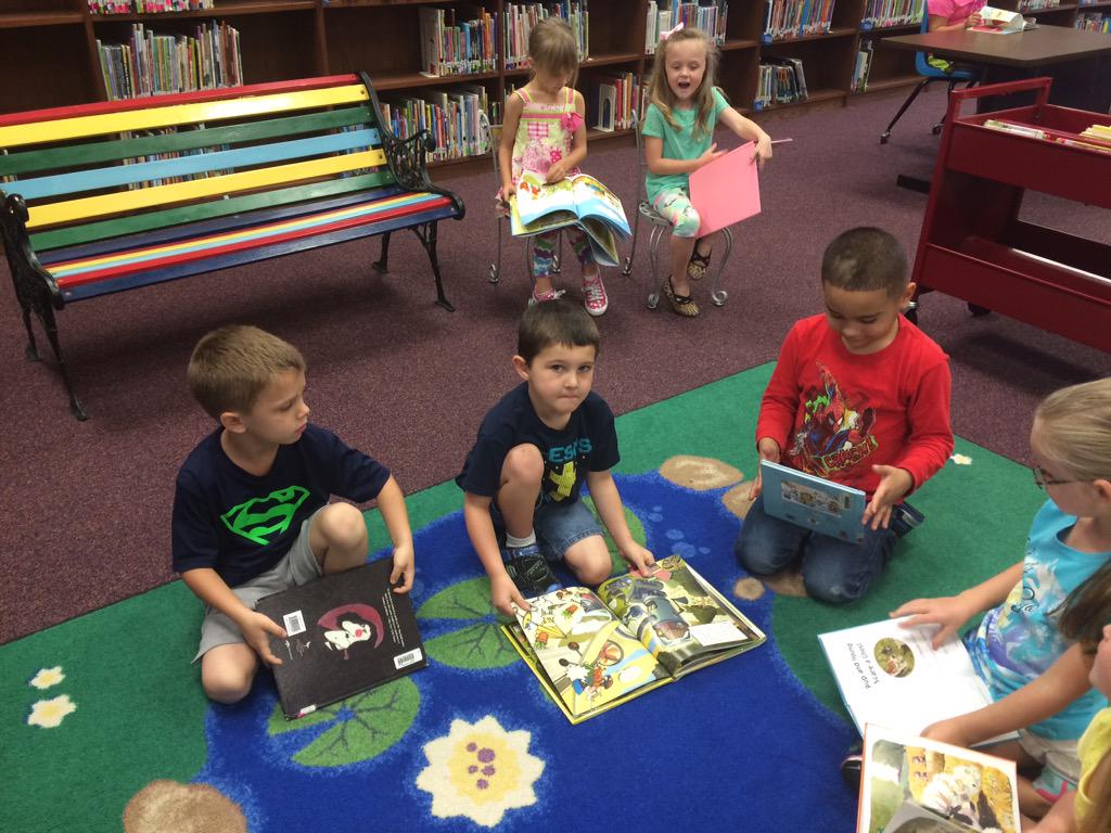 Lots of #happyreaders in kinder this morning. <a href="/hslininger/">Holly</a> #wceLovesLearning