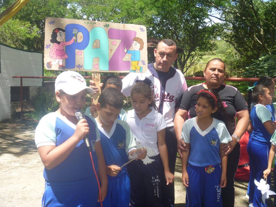 uelamonta's tweet photo. @uelamonta caminata por la paz #junin @juninescolar http://t.co/indbdH3Ijh