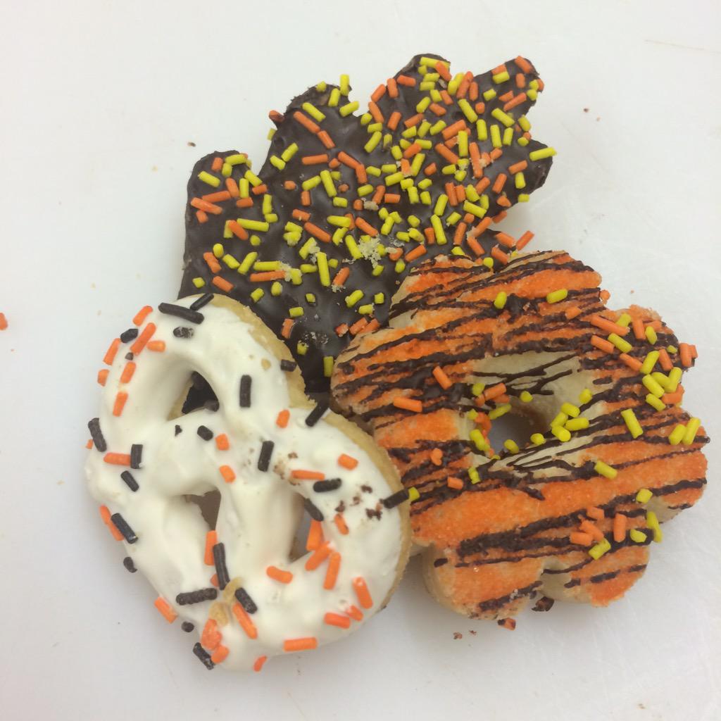 MapleCityBakery's tweet photo. Awesome fall cookies! http://t.co/YU9V815QVm