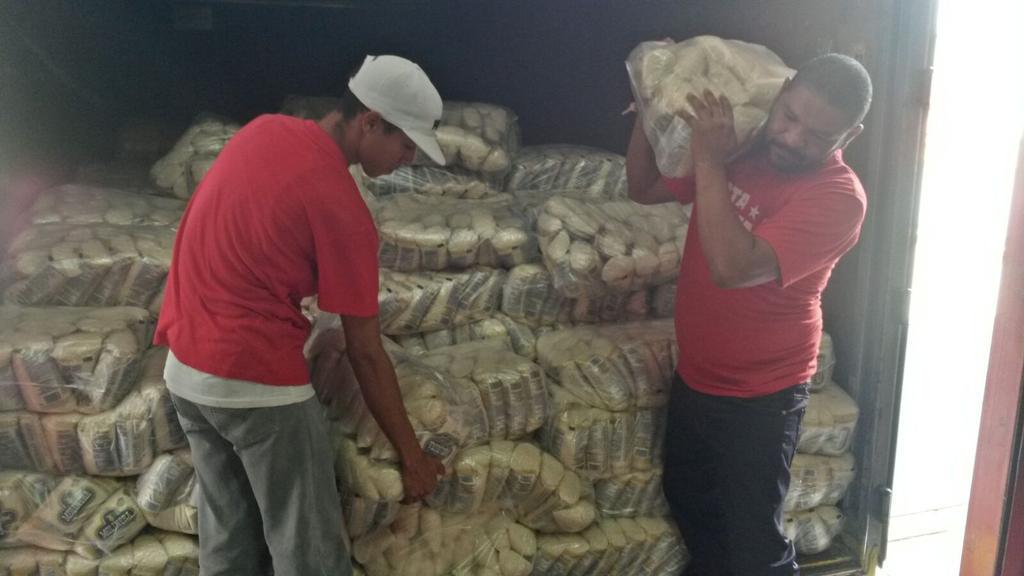 PDVAL_OFICIAL's tweet photo. El Centro Dist @PdvalPortugues recibe 15MilKg Arroz Molinera @GrupoProOficial http://t.co/Nofcv0wdLS