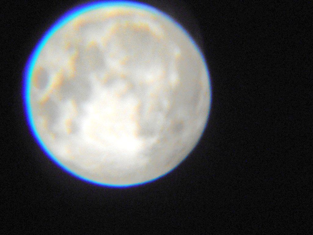 Louaanne_'s tweet image. J&apos;aime quand même ma photo 😃 malgré quelle soit flou 😢 #Telescope #Nikon #SuperMoonEclipse2015