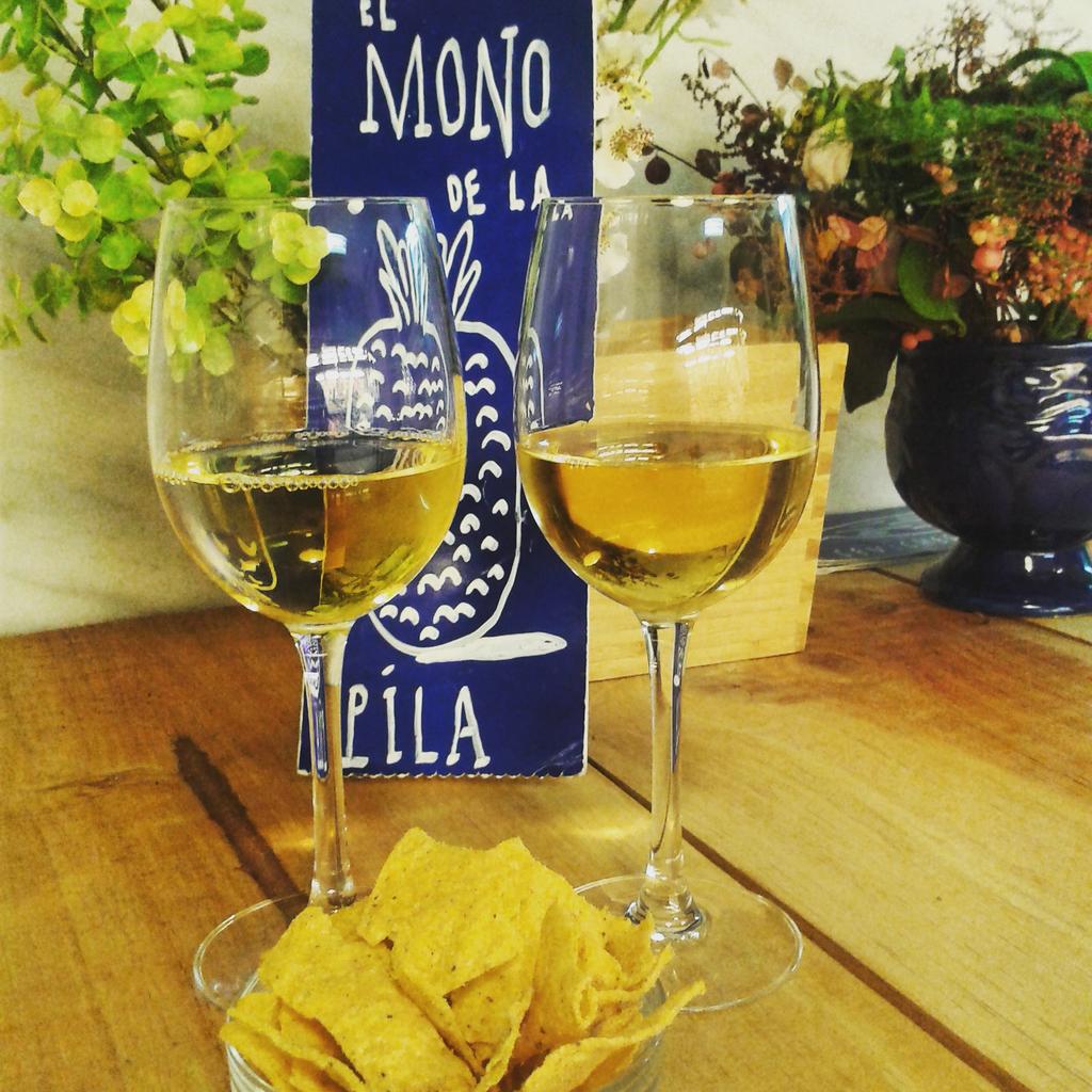 Noche de lunes en el mono de la pila! !2x1 en vino!vente a comenzar bien la semana!!