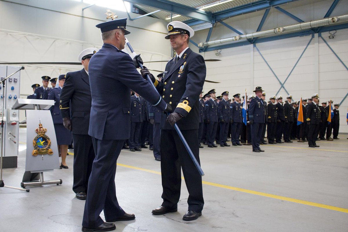 JimmyFotografie's tweet photo. Commodore Westerbeek heeft het commando over het DHC @dhcluchtmacht overgedragen aan Commandeur Polet. #Defensie http://t.co/s4rS7sMTMV