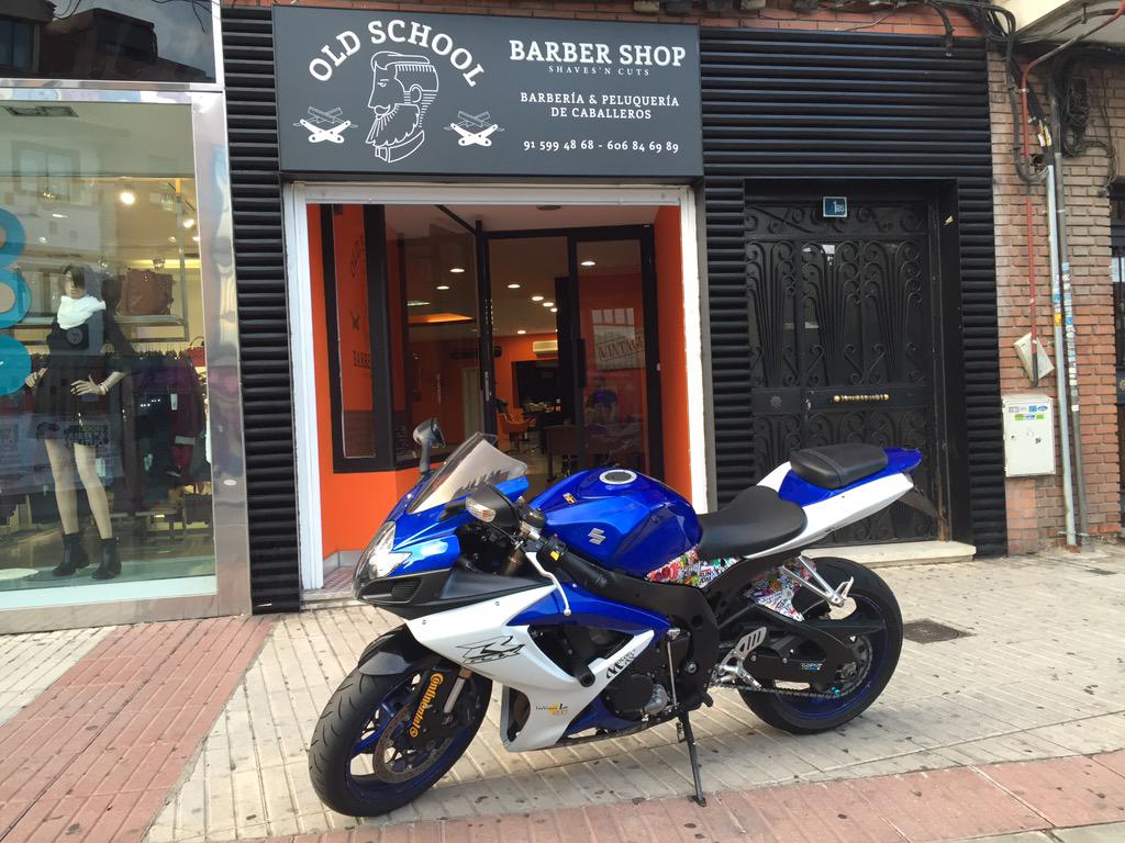 HugoPintoSalsa's tweet photo. En @SchoolBarber también se aceptan motos! http://t.co/rw7yUcVyhS