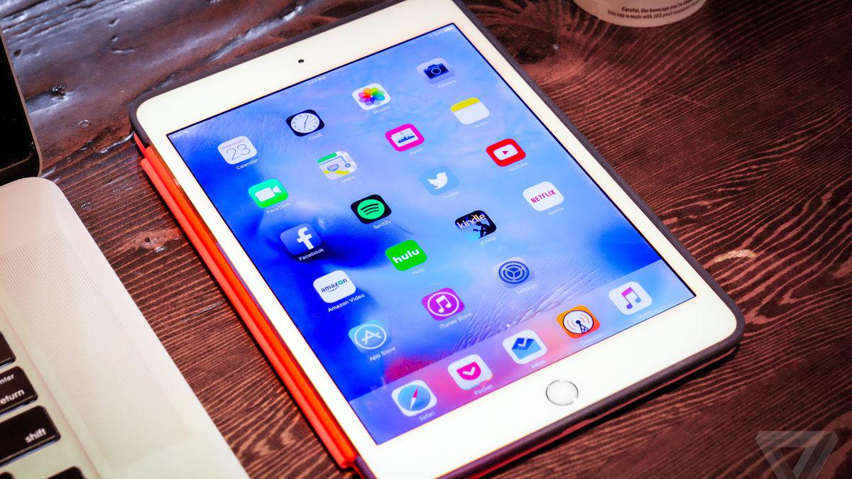 verge's tweet image. Apple iPad mini 4 review: the small iPad is really good again theverge.com/2015/9/28/9409…