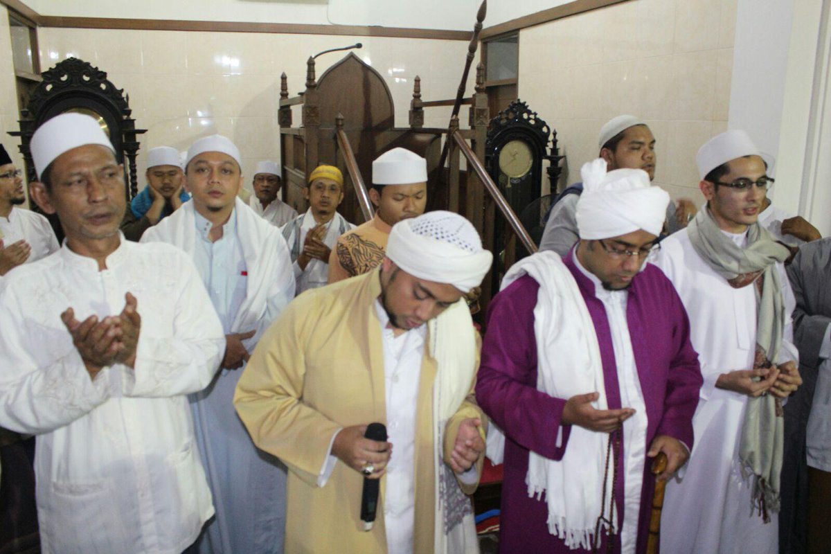KhowariqilAdat's tweet photo. Majelis Nurul Musthofa Berdakwah di daerah kalibata jakarta selatan http://t.co/kuWF3r5ocK