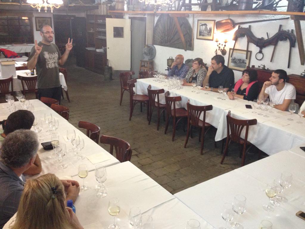 Papersdevi's tweet photo. L' @oriol_artigas dirigeix el tast d'avui de la #SetmanaVi @DOAlella al restaurant @ElPaller http://t.co/fgkanWTB75