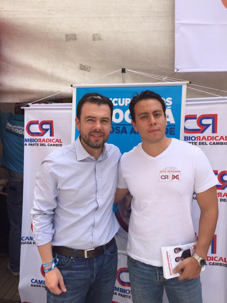 jotanvergara's tweet photo. Hoy nuestro #EquipoGalanista haciendo presencia en la feria de partidos de la Universidad Javeriana #Vote85 http://t.co/l6dYNpsppz