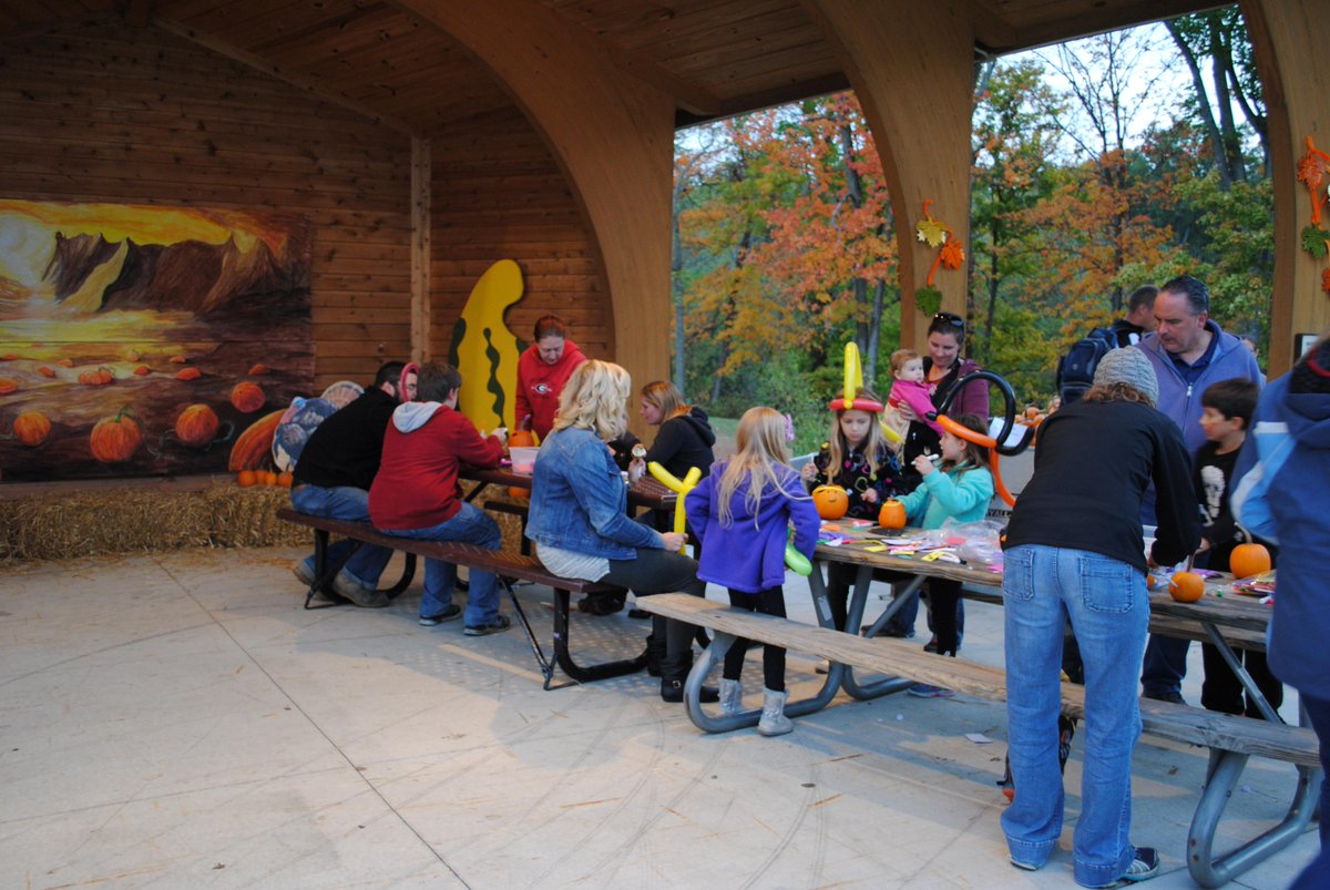 MiamiTwpPARKREC's tweet photo. Harvest Festival &amp;Community Bonfire Sat. Oct.10. The RE MAX Hot Air Balloon
returns again this year #freefallfun http://t.co/hRr1ZseSfK