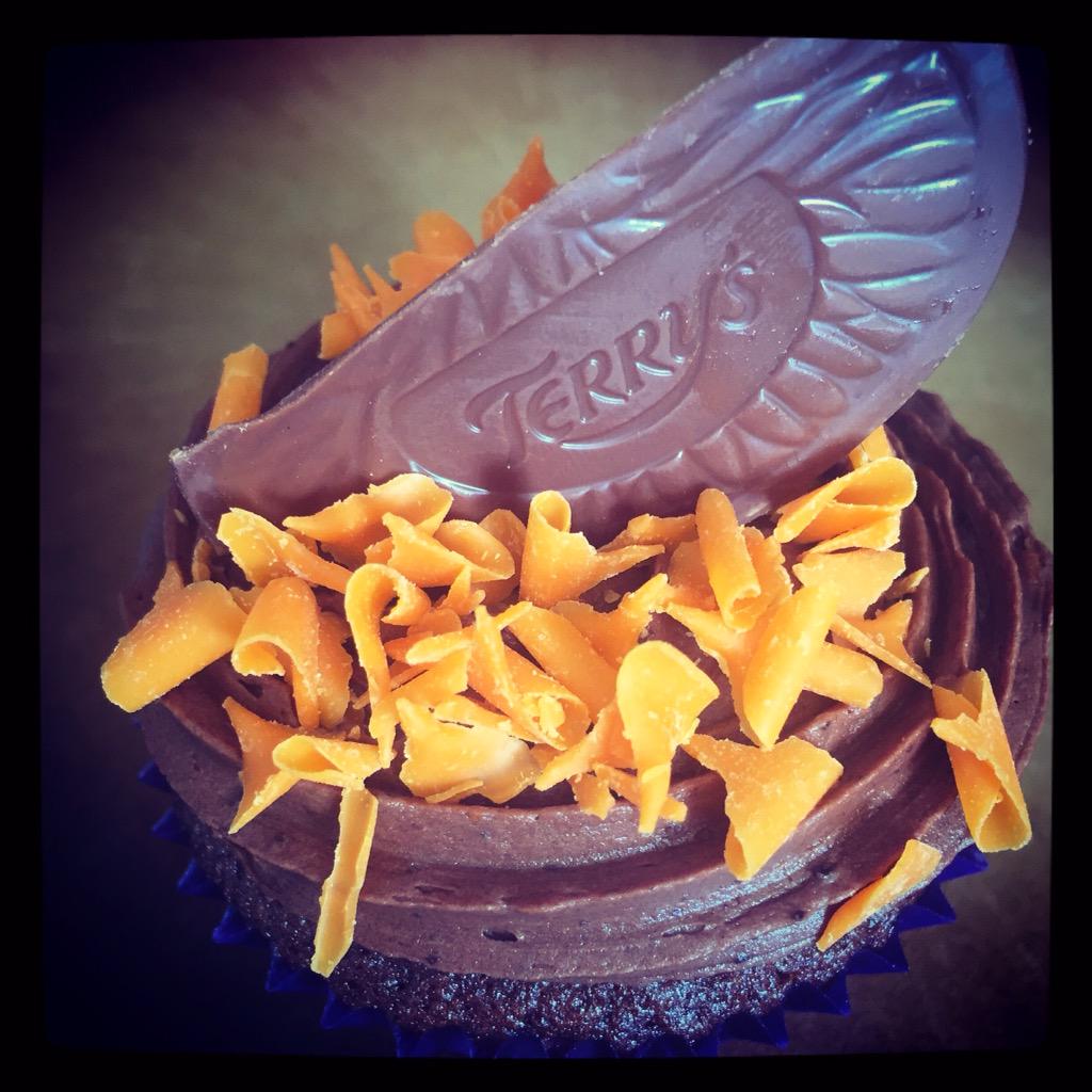 thecuppiehut's tweet photo. Peppermint cream/ peanut brittle/ chocolate orange & chocolate fondant fancies ! #allbuttonedup! http://t.co/yAaRjxwSyS