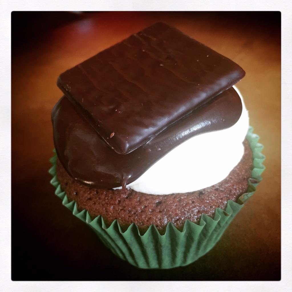 thecuppiehut's tweet photo. Peppermint cream/ peanut brittle/ chocolate orange & chocolate fondant fancies ! #allbuttonedup! http://t.co/yAaRjxwSyS