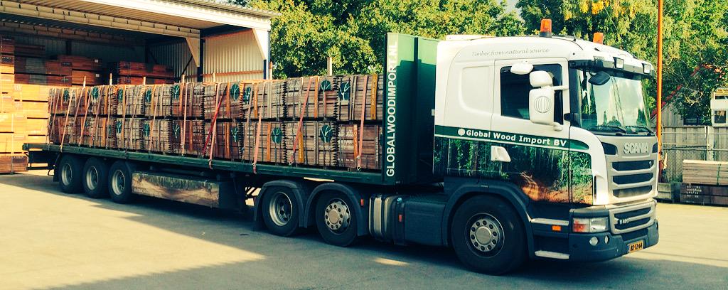 GLOBALWOODBV's tweet photo. Mooi vrachtje ruwe palen! #azobe http://t.co/cXXzT9I2I6