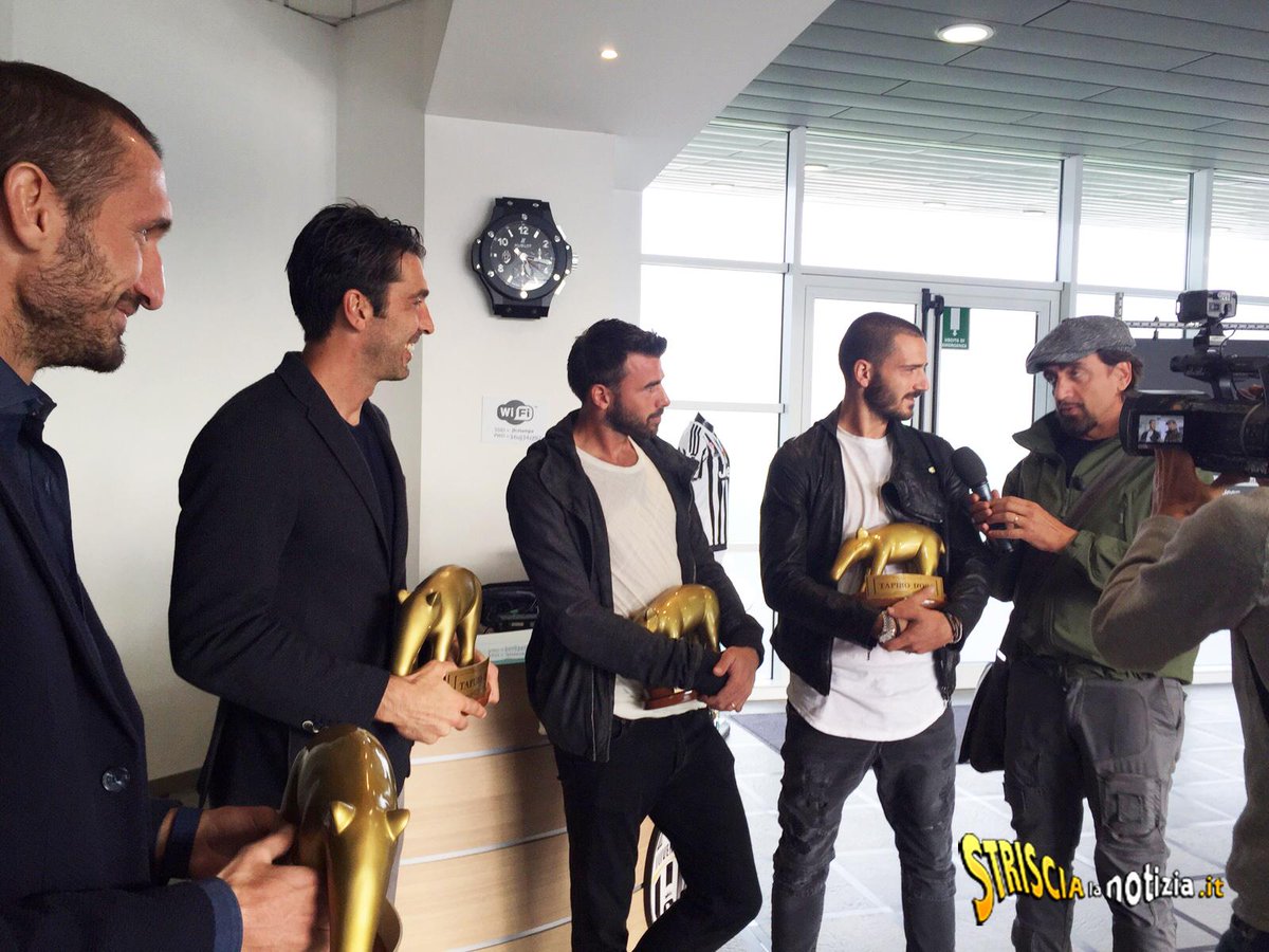 tuttosport's tweet photo. #Juve, Tapiro d'Oro per la difesa. «Partiti a rilento, ma ci riprendiamo»
http://t.co/wiO4dCoJPQ http://t.co/FQrQkqohmi